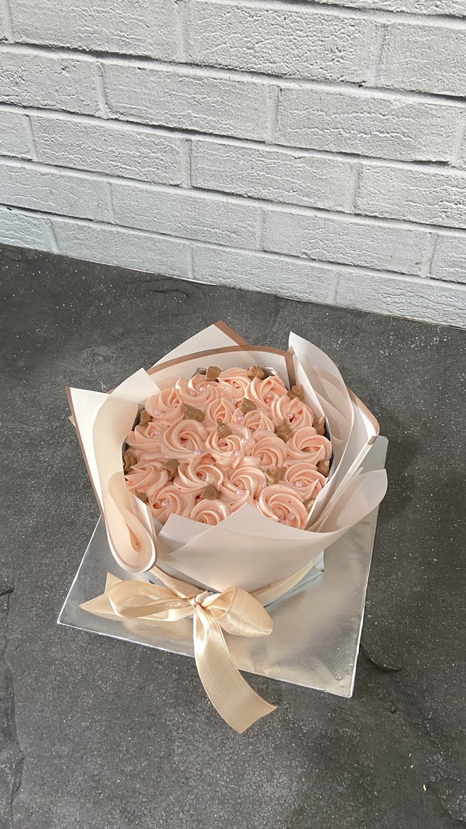 ontycake's tweet photo. @pekalonganfess bouquet cake kak, atau brownies tower xixi bisa dimakan 🤩👌🏼 https://t.co/DqpuilAdVE