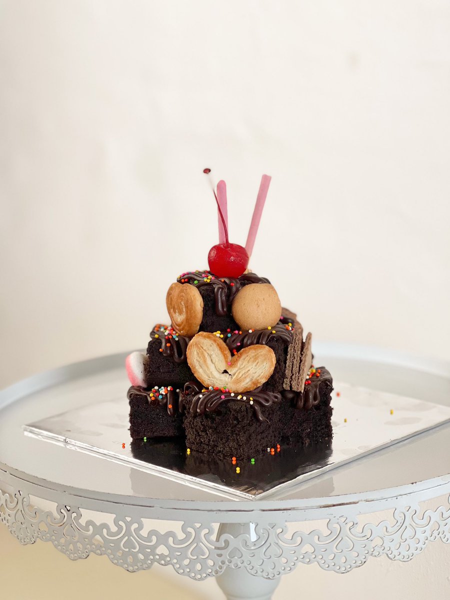 ontycake's tweet photo. @pekalonganfess bouquet cake kak, atau brownies tower xixi bisa dimakan 🤩👌🏼 https://t.co/DqpuilAdVE