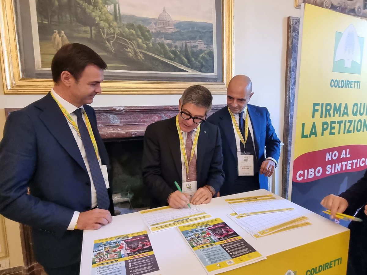 fai_cisl's tweet photo. #agroalimentare 👉 Al #forumcoldiretti il Segretario Generale #FaiCisl @OnofrioRota con il Pres. @coldiretti @ettoreprandini_ e @L_Scordamaglia di @Filiera_Italia firma la petizione contro il #cibosintetico: "Danneggia #lavoro e imprese e non tutela #ambiente né consumatori" https://t.co/5pNAZV7iiP