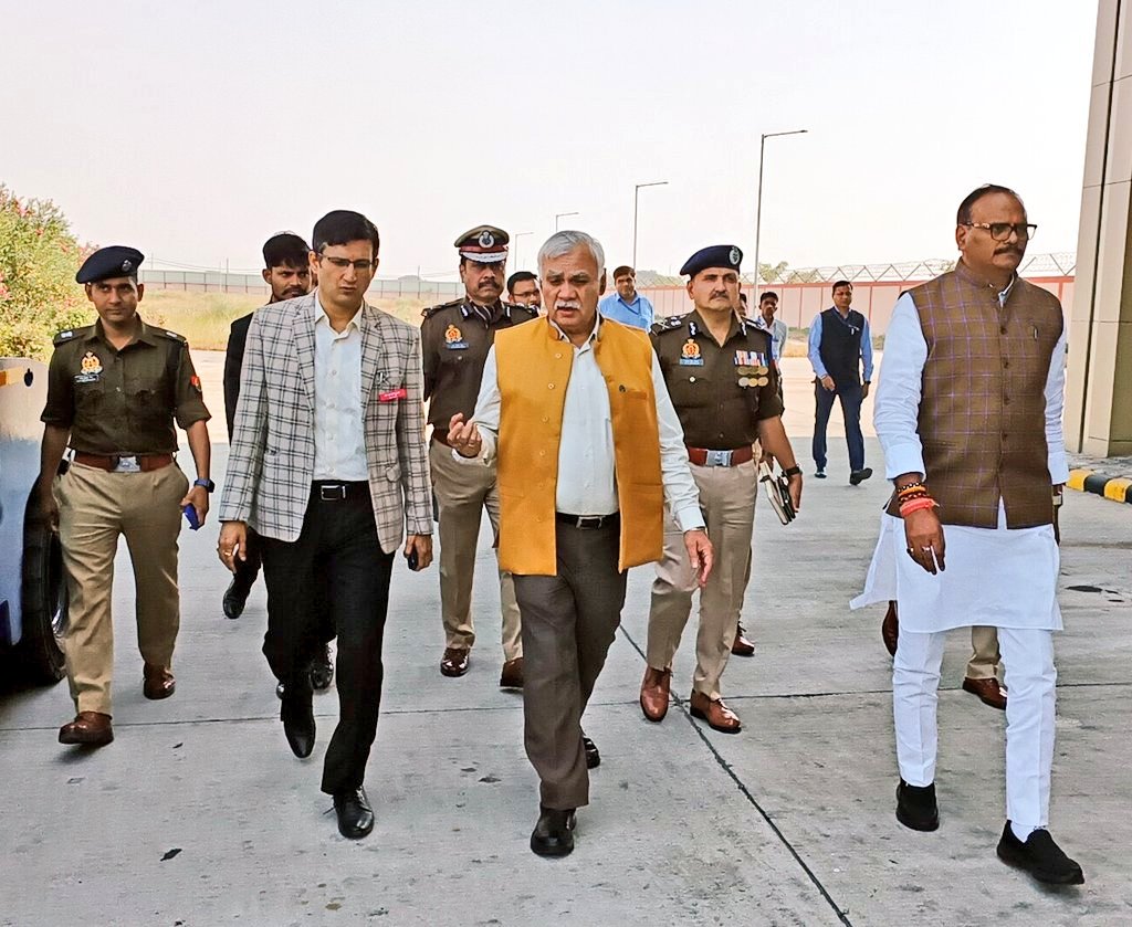 igrangealld's tweet photo. जनपद प्रयागराज में मा0 उपमुख्यमंत्री उ0प्र0 @brajeshpathakup जी, @ChiefSecyUP व @dgpup के बमरौली एयरपोर्ट प्रयागराज आगमन पर स्वागत किया गया। https://t.co/yZub8SwBw4