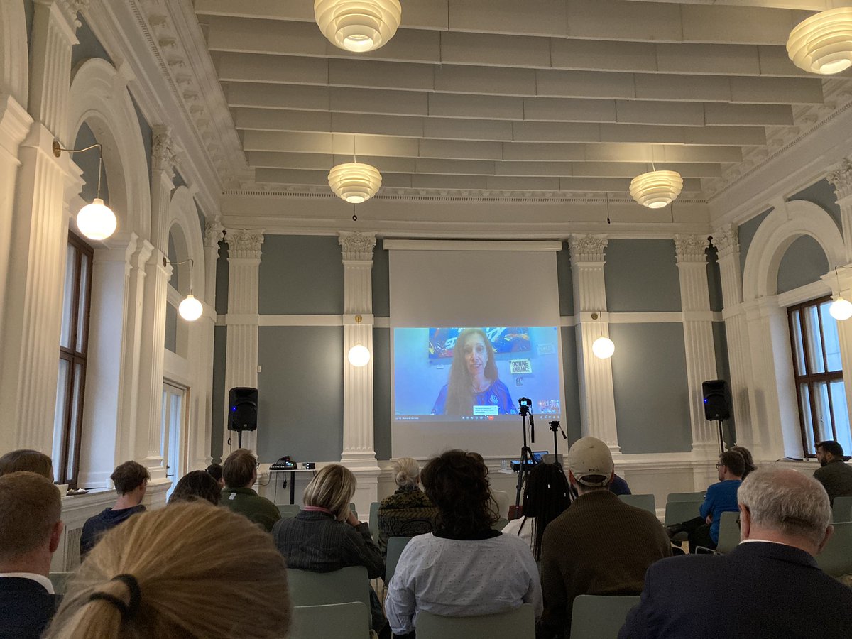 euidanmark's tweet photo. I den store sal til #nyemedier fagfestival fortæller @MaFrenay, der arbejder for kommissær @VeraJourova, om retsstatsrapporten og #MediaFreedomAct. Vi arbejder for at journalister skal have gode og sikre arbejdsforhold på nettet og i den fysiske verden.
#eudk #nmff https://t.co/xaAJrgdGfV