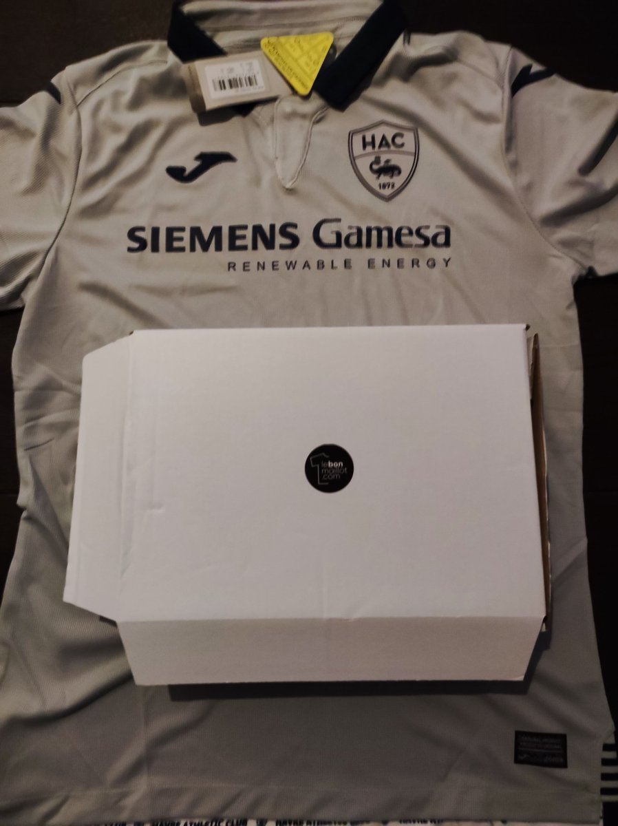Bien reçu , super suivie et qualité de livraison.👏
@Lebonmaillotoff moi qui espérais un peu d exotisme.....pour une première commande...😥🌞🏖️
<a href="/lebonmaillot/">Kalmos Lebonmaillot</a>,je vous renvoi le maillot en l état  si vous organiser un jeux concours pour gagner ce maillot  <a href="/HAC_Foot/">Havre Athletic Club ⚽️</a>.