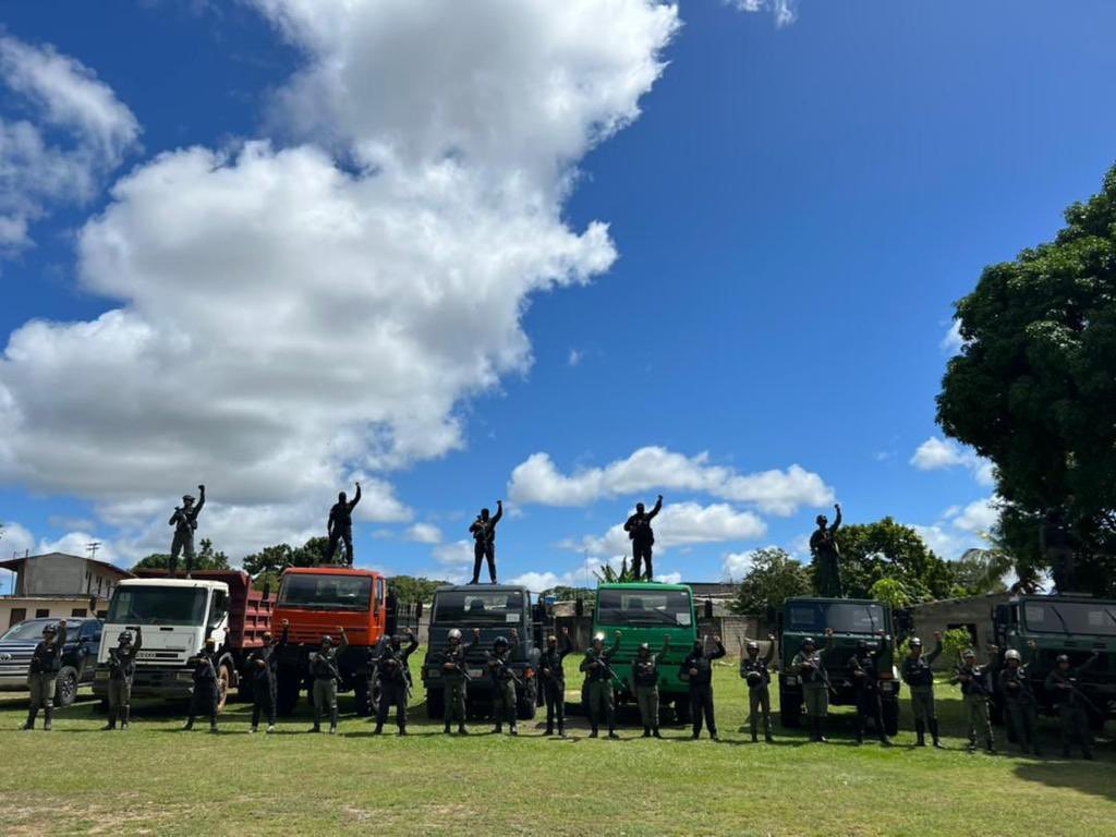 dhernandezlarez's tweet photo. FANB incauta en Bolívar 7 camiones, 2 vehículos, armas, municiones y otros materiales de interés criminalístico al grupo delincuencial armado autodenominado El Tren de Guayana. Venezuela es un Estado de derecho y de justicia. Será desmantelado todo grupo al margen de la ley! https://t.co/K3x4CVjKIo
