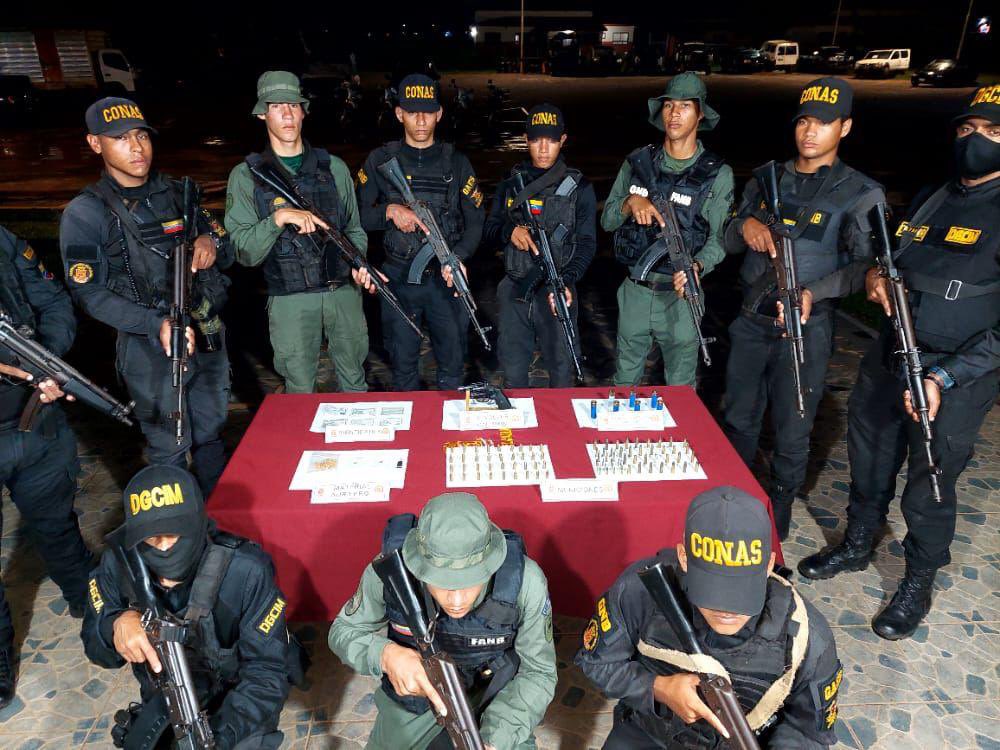 dhernandezlarez's tweet photo. FANB incauta en Bolívar 7 camiones, 2 vehículos, armas, municiones y otros materiales de interés criminalístico al grupo delincuencial armado autodenominado El Tren de Guayana. Venezuela es un Estado de derecho y de justicia. Será desmantelado todo grupo al margen de la ley! https://t.co/K3x4CVjKIo