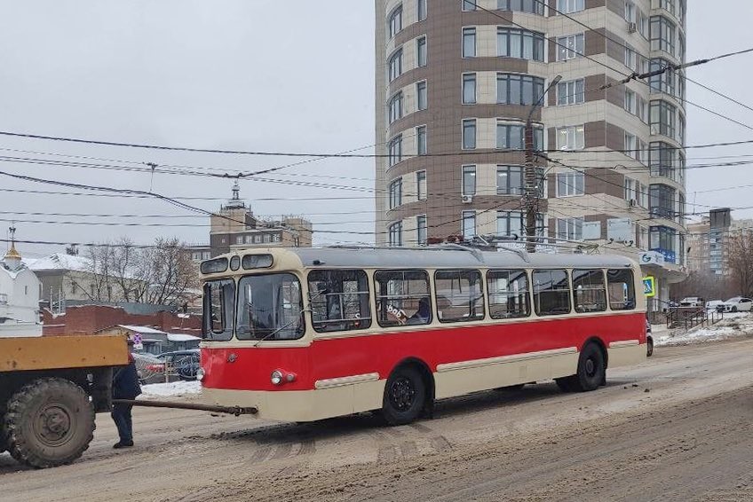 Arick_N's tweet photo. При буксировке после долгой и очень дорогой реставрации на заводе им. Королева повредили московский музейный троллейбус ЗиУ-5Д 1970 года выпуска. https://t.co/tmvH2Pz54V