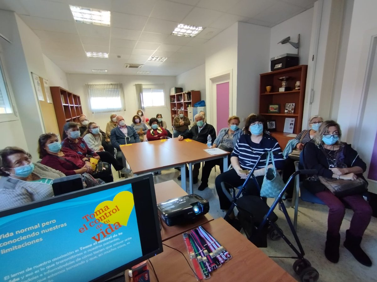 APAM_MALAGA's tweet photo. Agradecemos la maravillosa acogida de @CoinUGC y la colaboración de @SaludAPMalaga @nieves_pg en nuestro Taller de Anticoagulación por pacientes expertos de @APAM_MALAGA , ¡un placer poder trasladar nuestra experiencia a otros pacientes!🩸🤗 https://t.co/i2t6TaaE5i