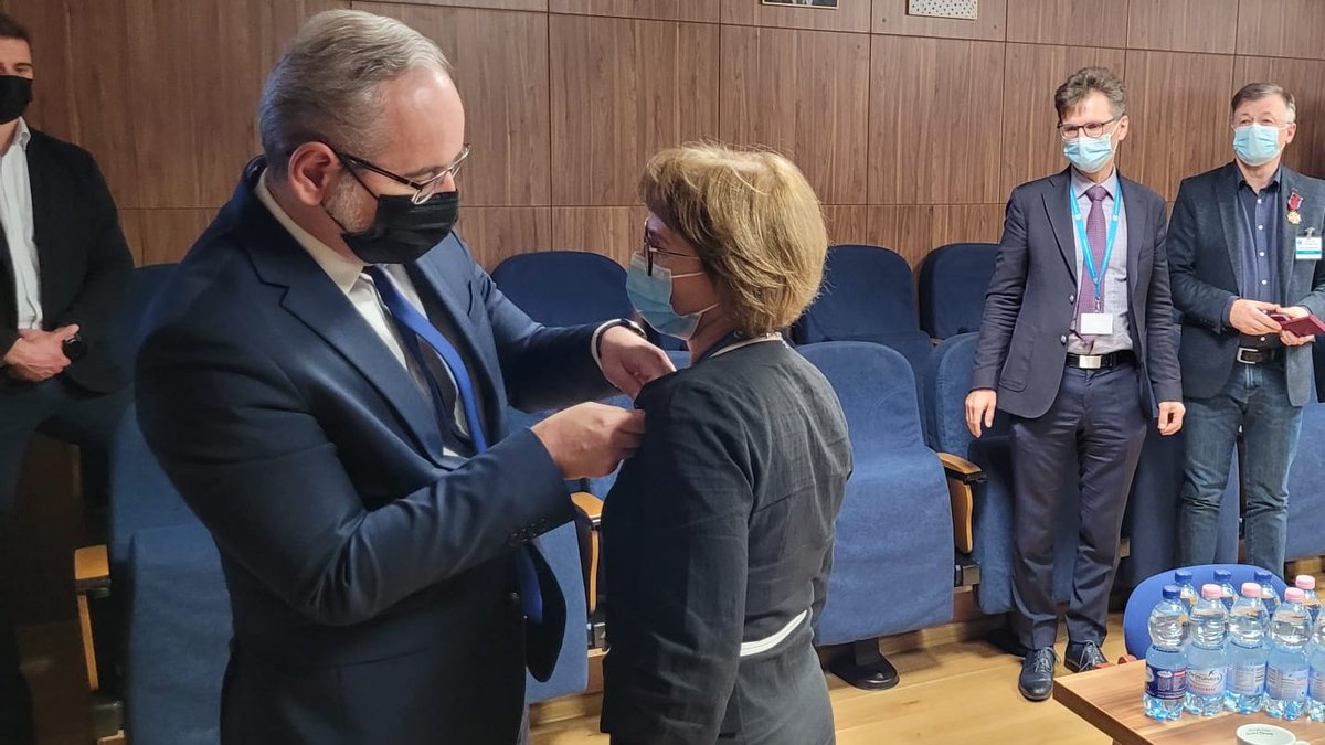 MZ_GOV_PL's tweet photo. Minister @a_niedzielski wręczył dziś personelowi medycznemu #IPCZD odznaczenia państwowe i ministerialne za zasługi dla systemu ochrony zdrowia. Gratulujemy #IPCZD profesjonalnej kadry, która z poświęceniem zajmuje się najmłodszymi pacjentami. https://t.co/IAapYEuMFm