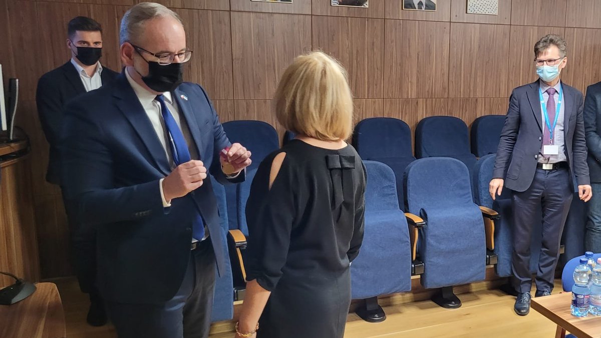 MZ_GOV_PL's tweet photo. Minister @a_niedzielski wręczył dziś personelowi medycznemu #IPCZD odznaczenia państwowe i ministerialne za zasługi dla systemu ochrony zdrowia. Gratulujemy #IPCZD profesjonalnej kadry, która z poświęceniem zajmuje się najmłodszymi pacjentami. https://t.co/IAapYEuMFm