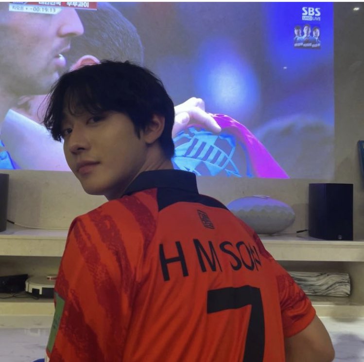 winejmyg's tweet photo. Começou minha alegria, o cabelo molhado com a blusa da seleção coreana 😔🫶🏻 https://t.co/laOnxM5NsG