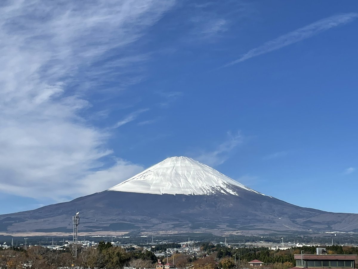 skybluenice's tweet photo. 今朝の富士山、美しすぎる！！この壮大なエネルギーを必要な人に届きますように^_^ https://t.co/0OOBtkEbE1