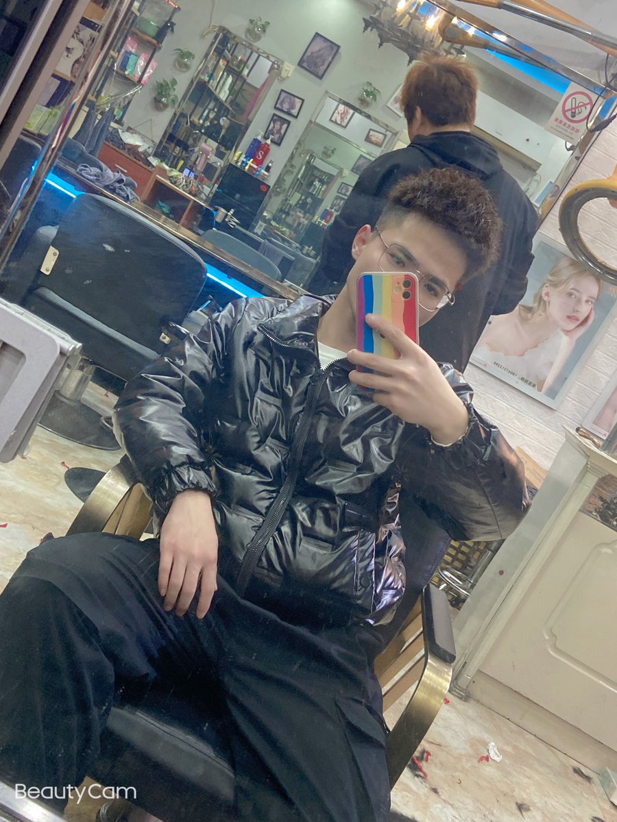 zwf520's tweet photo. 做过头发后更像泰迪了，有人来摸摸头吗！ https://t.co/aW3PKM4eV3