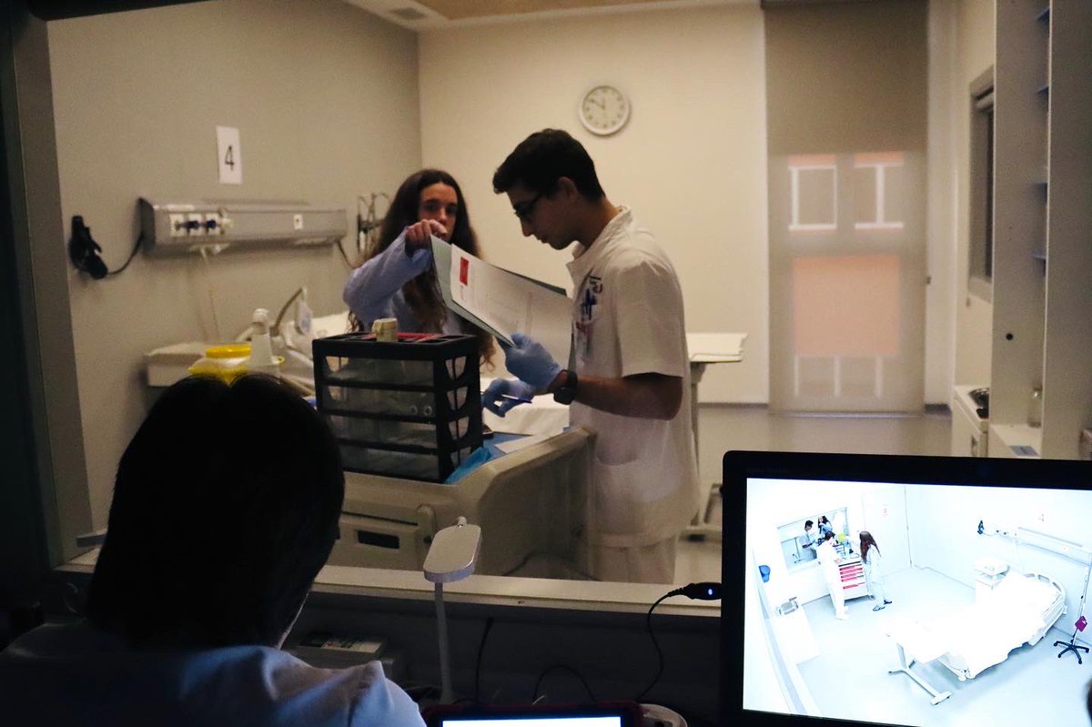 CampusDocentSJD's tweet photo. 👉🏻 Així es viuen des de la Sala de Control les Simulacions del Centre SAVI.

🔵 Avui els estudiants de segon del Grau en Infermeria han realitzat simulacions integrades d'Instruments, Ètica i Farmacologia. https://t.co/a7dN45P7uU
