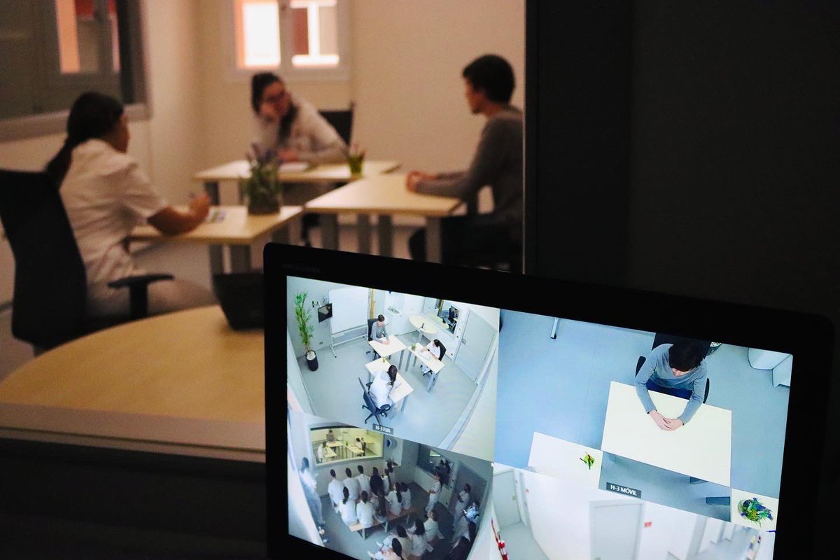 CampusDocentSJD's tweet photo. 👉🏻 Així es viuen des de la Sala de Control les Simulacions del Centre SAVI.

🔵 Avui els estudiants de segon del Grau en Infermeria han realitzat simulacions integrades d'Instruments, Ètica i Farmacologia. https://t.co/a7dN45P7uU