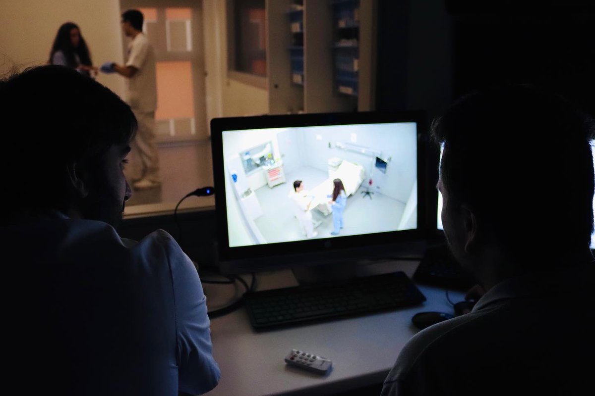 CampusDocentSJD's tweet photo. 👉🏻 Així es viuen des de la Sala de Control les Simulacions del Centre SAVI.

🔵 Avui els estudiants de segon del Grau en Infermeria han realitzat simulacions integrades d'Instruments, Ètica i Farmacologia. https://t.co/a7dN45P7uU