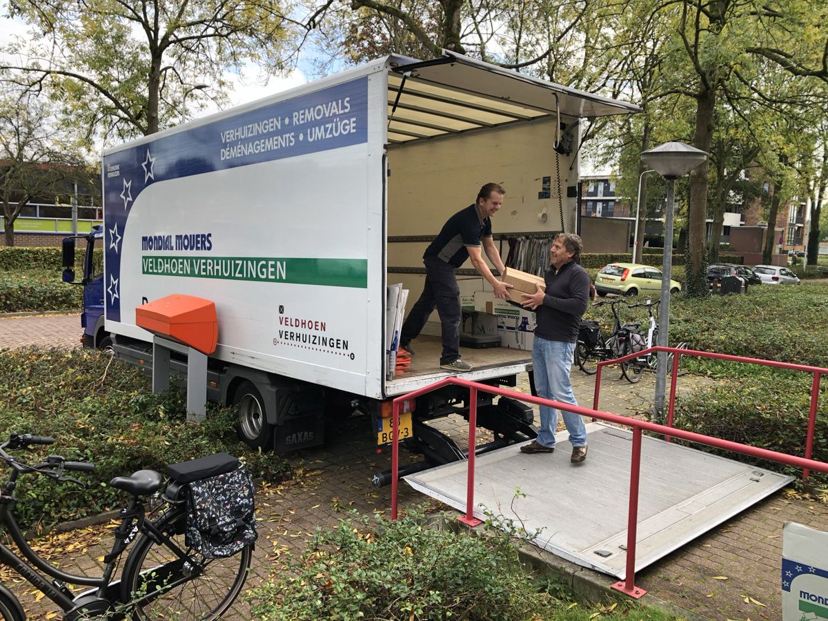 MondialMovers's tweet photo. Mondial Veldhoen Verhuizingen en stichting @PresentBhorst hebben een verhuizing uitgevoerd voor de Verhuisfamilie. Dit goede doel is er voor mensen die door omstandigheden moeten verhuizen, maar niet de middelen en het netwerk hebben om dit te regelen: https://t.co/tgTiMJtR11 https://t.co/EubiPsTqA3