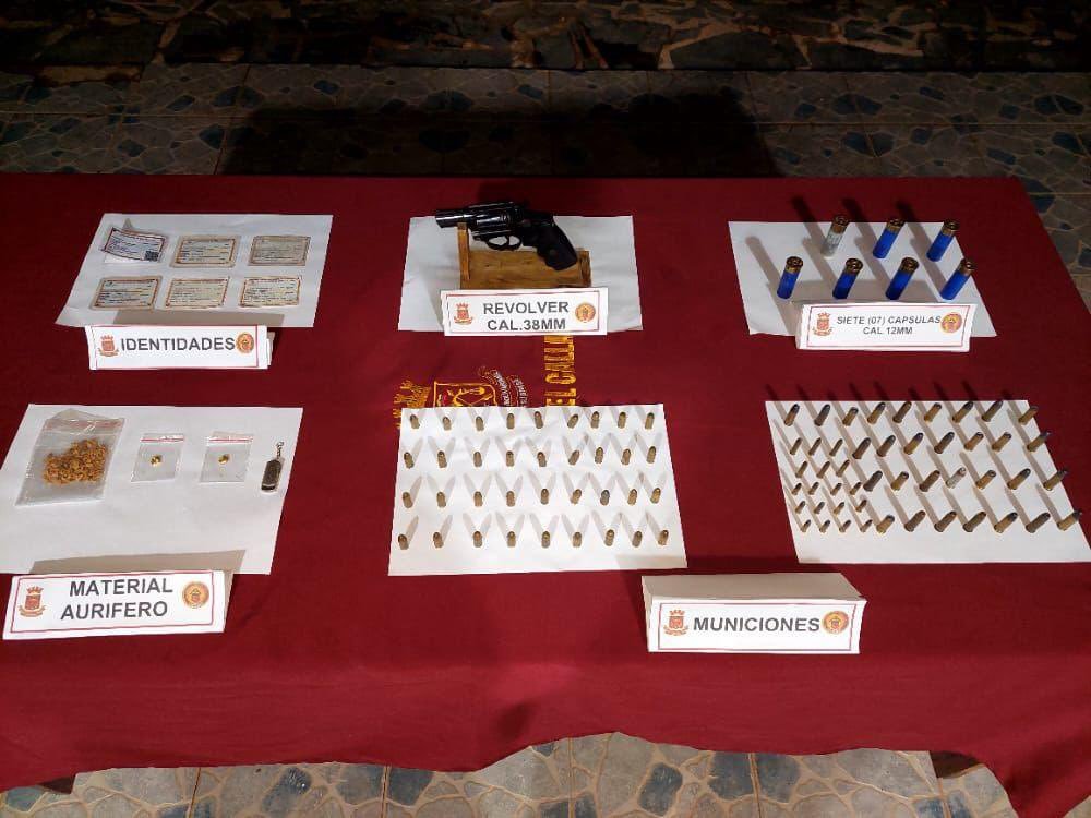 CEOFANBVE's tweet photo. 🔁 #FANB incauta en Bolívar 7 camiones, 2 vehículos, armas, municiones y otros materiales de interés criminalístico al grupo delincuencial armado autodenominado El Tren de Guayana. Venezuela es un Estado de derecho y de justicia. Será desmantelado todo grupo al margen de la ley! https://t.co/IZ4W2PWlys
