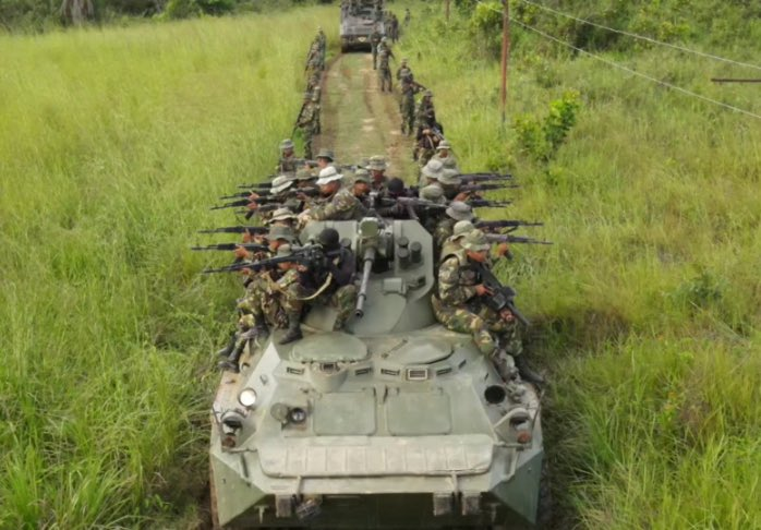 CEOFANBVE's tweet photo. 🔁 #FANB incauta en Bolívar 7 camiones, 2 vehículos, armas, municiones y otros materiales de interés criminalístico al grupo delincuencial armado autodenominado El Tren de Guayana. Venezuela es un Estado de derecho y de justicia. Será desmantelado todo grupo al margen de la ley! https://t.co/IZ4W2PWlys