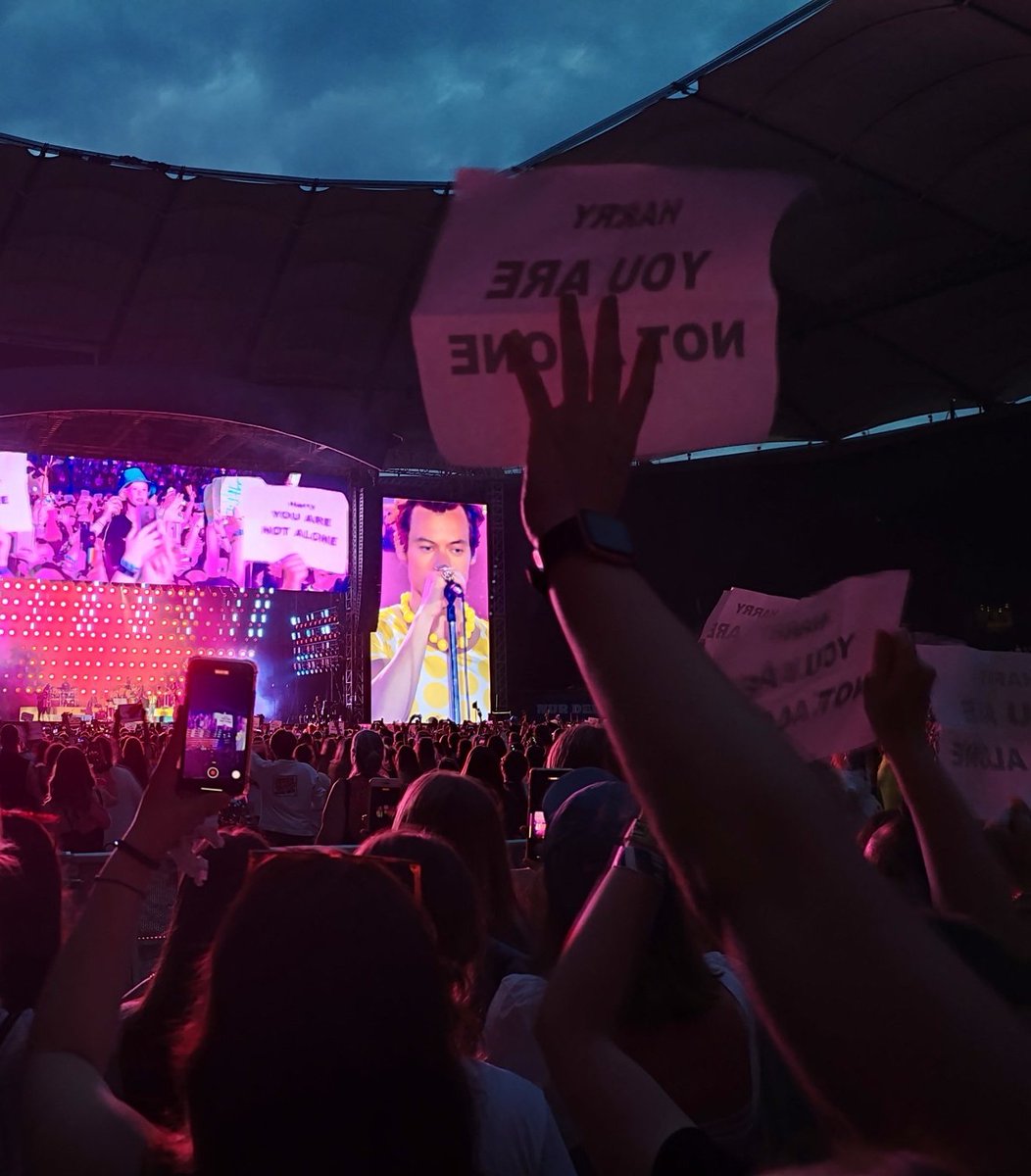 teaandfrozenpea's tweet photo. AIW PROJECT HAS A CHANCE TONIGHT IN MEXICO!! 
Reply with HARRY YOU ARE NOT ALONE TO MAKE IT HAPPEN
#HarryStyles #LOTCMDX #LoveOnTourMexicoCity 

https://t.co/P7NdYskbQo https://t.co/jsfSnS6RMa