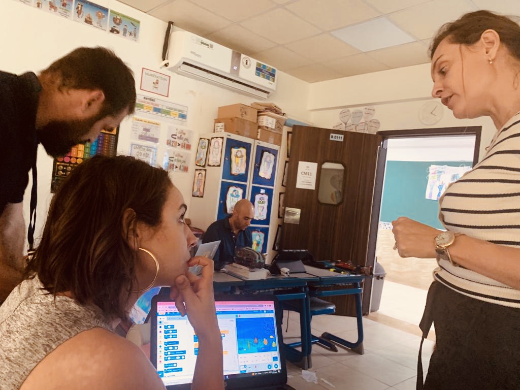 MMalifarges's tweet photo. #formaflec #développementprofessionnel pour les enseignants du CM1 🌴 #défisnumériques #classeconnectée @MicrosoftUAE @scratch @mlfmonde @ReseauAFLEC https://t.co/rtyW6lpMNW