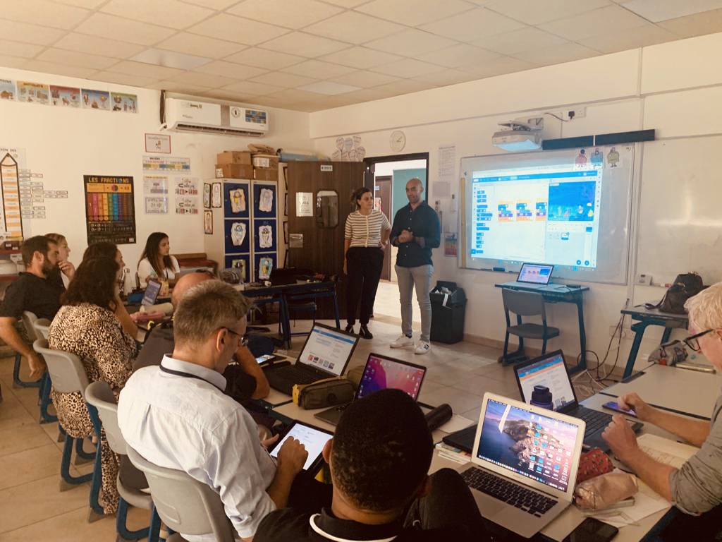 MMalifarges's tweet photo. #formaflec #développementprofessionnel pour les enseignants du CM1 🌴 #défisnumériques #classeconnectée @MicrosoftUAE @scratch @mlfmonde @ReseauAFLEC https://t.co/rtyW6lpMNW