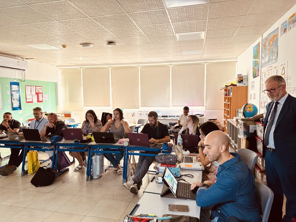 MMalifarges's tweet photo. #formaflec #développementprofessionnel pour les enseignants du CM1 🌴 #défisnumériques #classeconnectée @MicrosoftUAE @scratch @mlfmonde @ReseauAFLEC https://t.co/rtyW6lpMNW