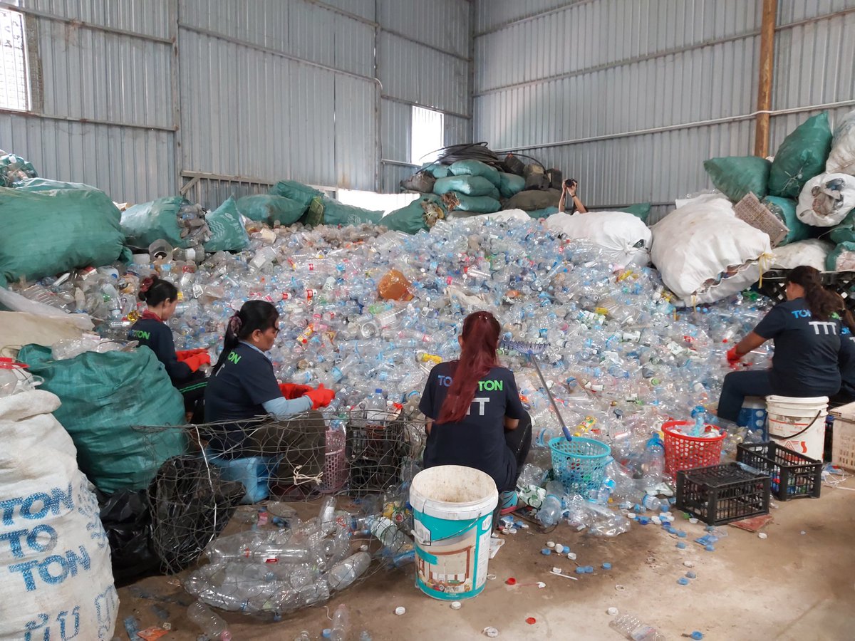 If 1 👧 buys 2 bottles of💧/day, 5 days/week, there'll be 10 bottles likely to go to sea. How many if 1 million students do so? With support from Japan, #UNDPCambodia & Min of Environment installed water filters in schools. Together, we can fight against #plasticpollution.