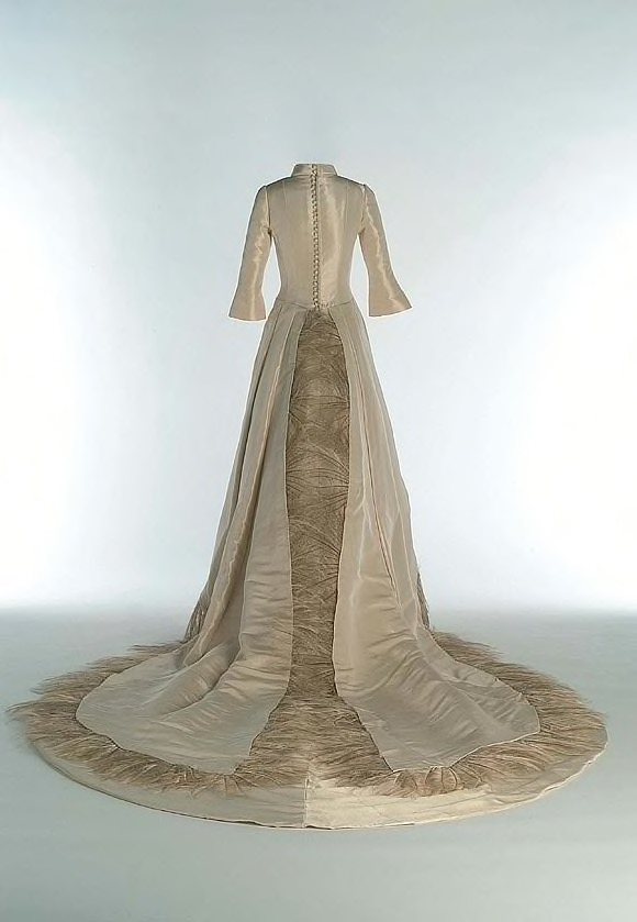 MuseodelTraje's tweet photo. Sentimos mucho la muerte de @TeresaPalazuelo🖤diseñadora de moda que ha sido toda una referencia en el diseño de vestidos de novia. https://t.co/S6e5gTSOCm