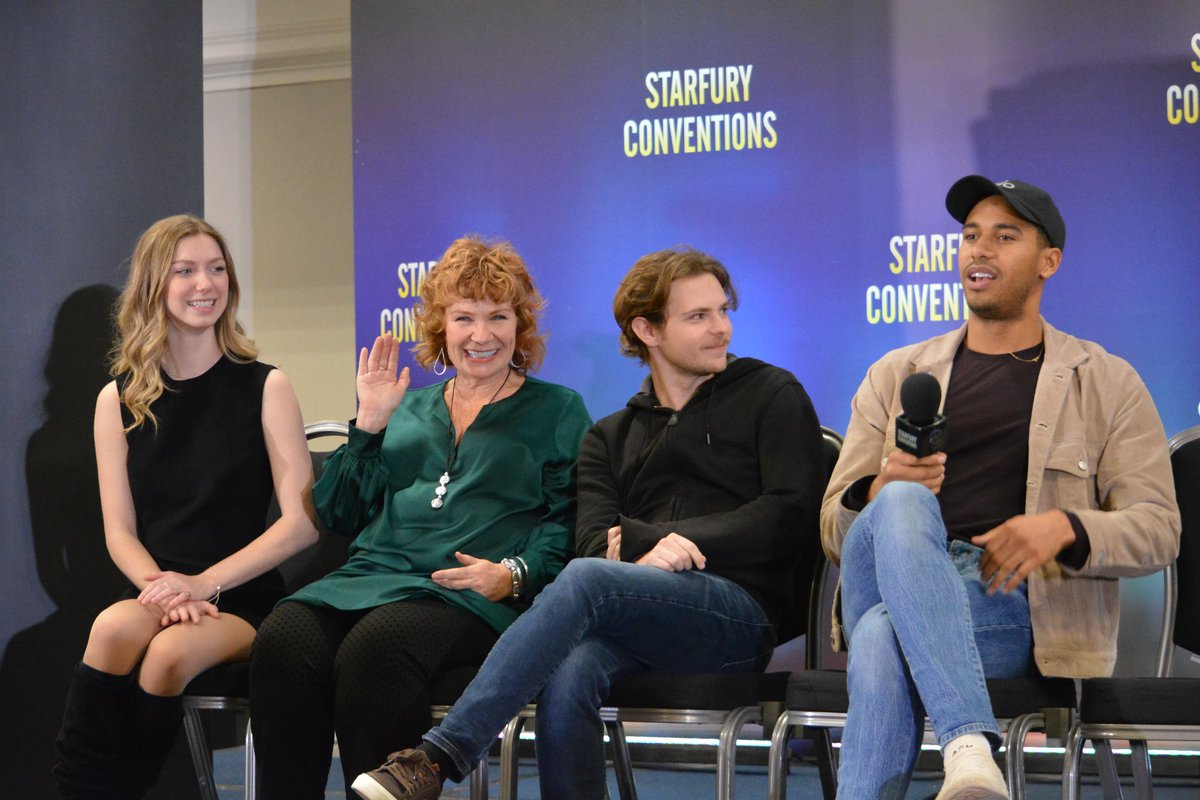 annechakm's tweet photo. Closing Ceremony with @thereelbeverley
@Isabella_B_T @bexmader @RobbieKay_ @LanaParrilla @AmyMansonLondon #ElliotKnight #enchanted4 #OnceUponATime #Starfury
📷=> https://t.co/dONPhOsc1Y https://t.co/67MKagPuf6