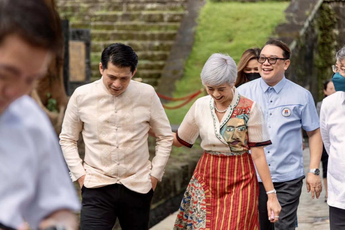 It is my honor to welcome His Excellency Vuong Dinh Hue and Senator Robinhood Padilla during the wreath laying ceremony at the bust of Ho Chi Minh in Intramuros.

The City of Manila wishes you a wonderful stay in the capital city of the country.