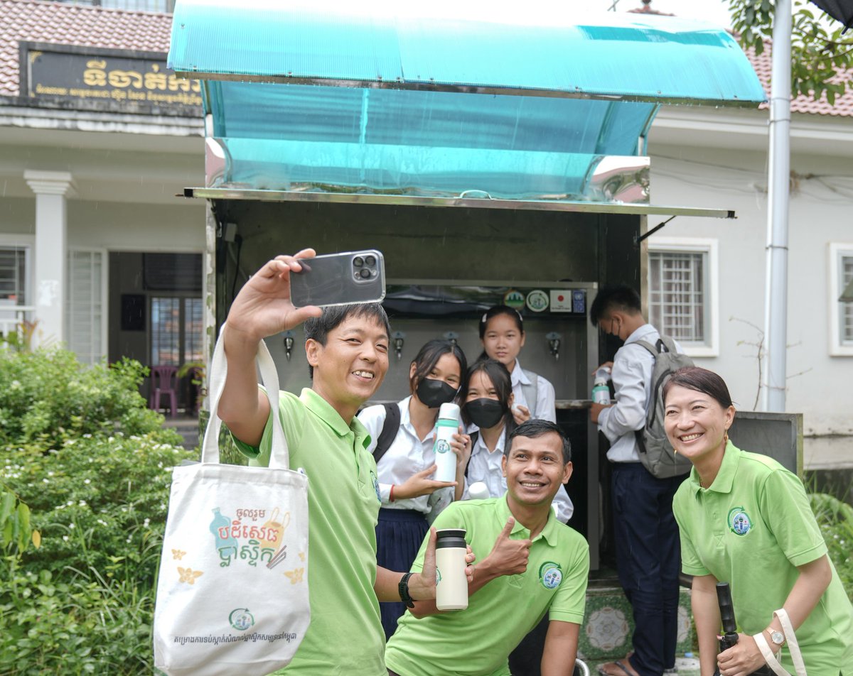 penn_rany's tweet photo. If 1 👧 buys 2 bottles of💧/day, 5 days/week, there'll be 10 bottles likely to go to sea. How many if 1 million students do so? With support from Japan, #UNDPCambodia &amp; Min of Environment installed water filters in schools. Together, we can fight against #plasticpollution. https://t.co/dPXEC1IP7I