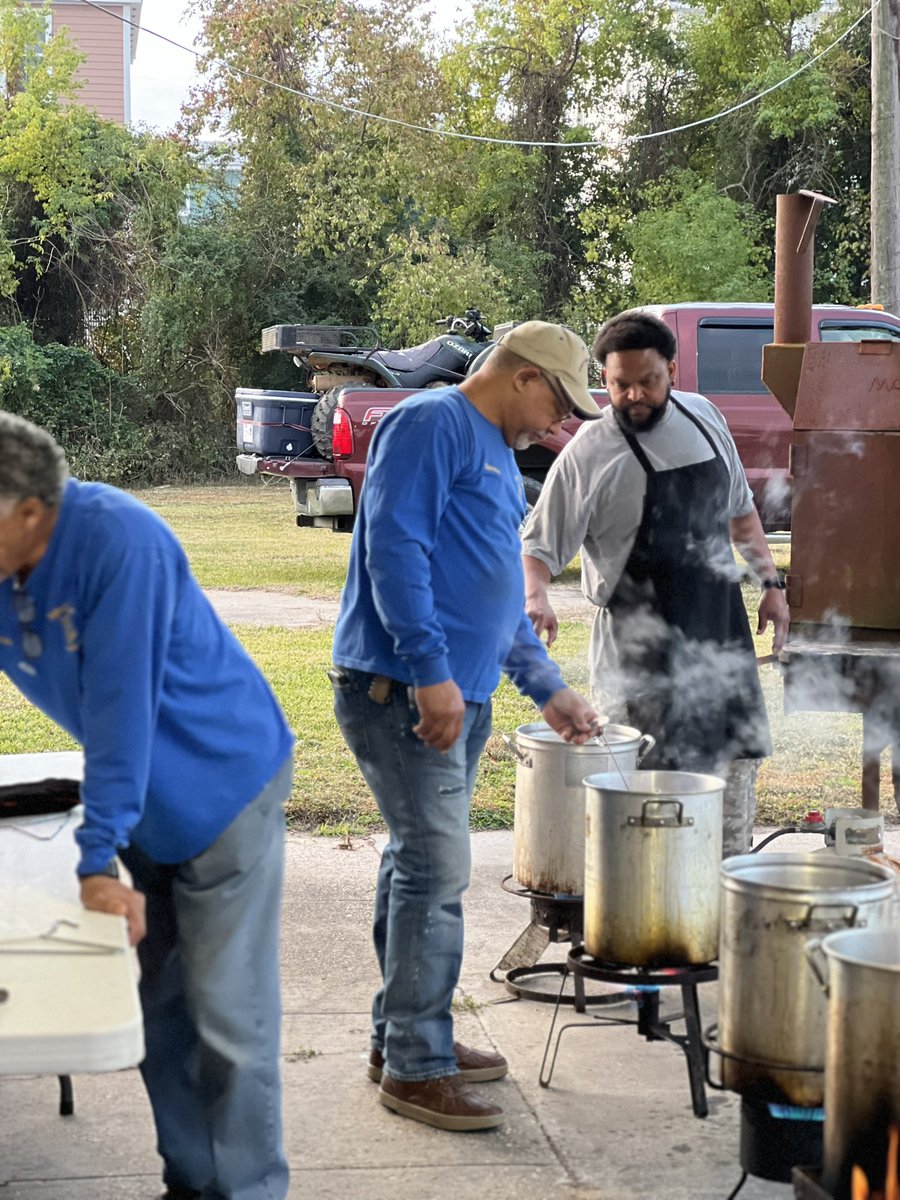 JayTBurney's tweet image. Happy Thanksgiving 🍽 🦃🍁 Council 26 of the Knights of Peter Claver began our morning by serving our Parish and local community. “Give thanks in everything. For this is the will of God in Christ Jesus for all of you.”
1 Thessalonians 5:18 CPDV
#KOPC