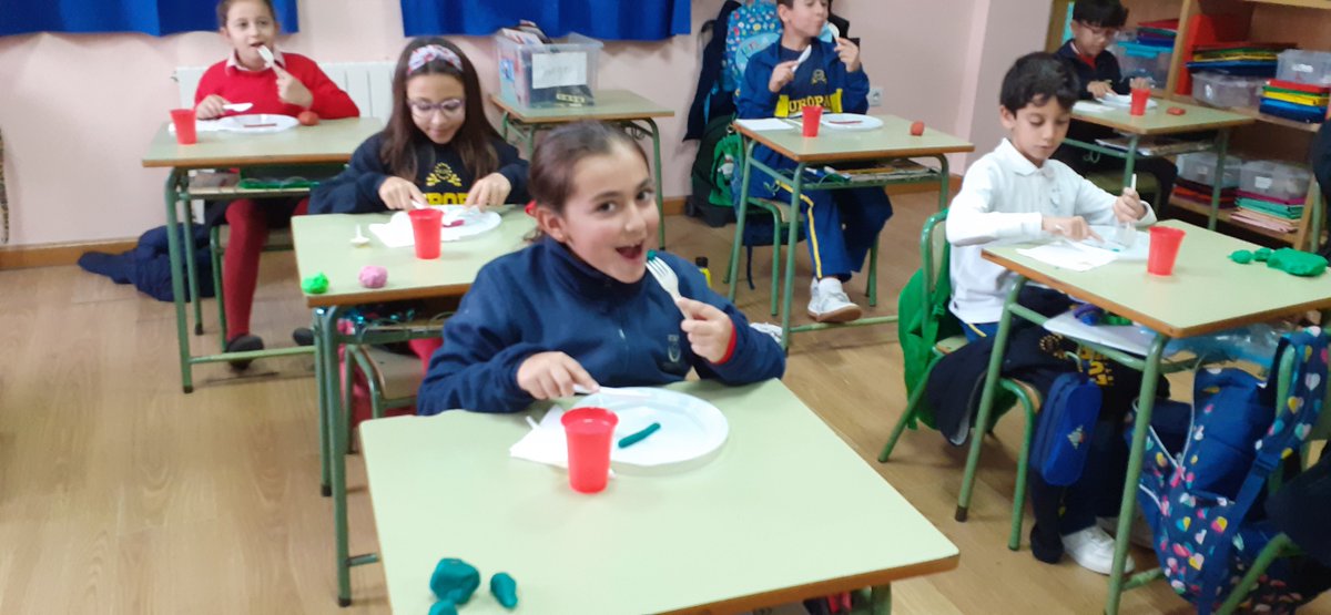 EISnews's tweet photo. 🍽️ Alumnos de P3 aprenden modales en la mesa y cómo utilizar los cubiertos.
+info: https://t.co/7PTQN4gcYO
#AprenderASer #Civismo #Urbanidad #Modales #EuropaEsMiColegio 💙🇪🇺 https://t.co/Jhtch2dupy