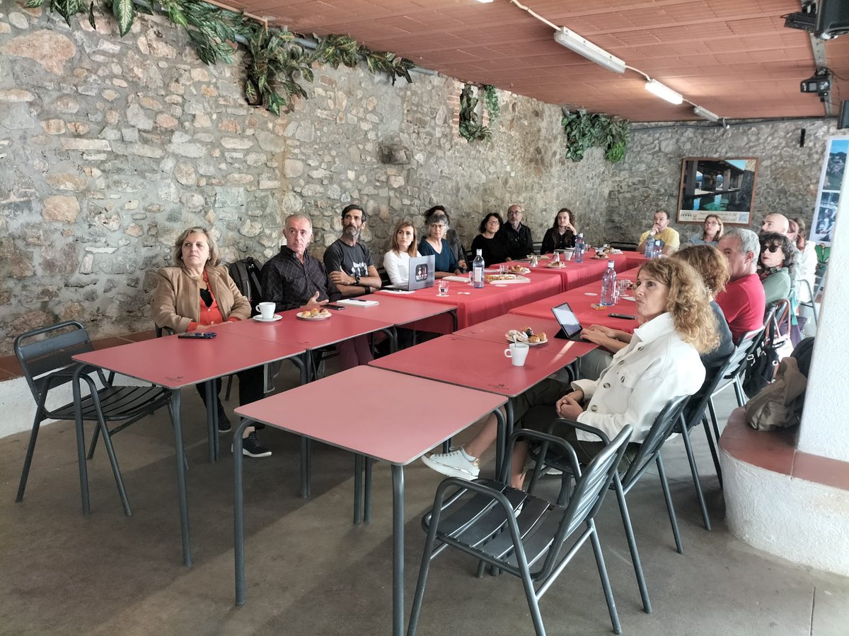 Ahir el #PleComarcal del <a href="/CCV_ORIENTAL/">Consell Comarcal Vallès Oriental</a> es va aprovar el #PlaAcció de <a href="/Turismevalles/">TurismeVallès</a> . Un Pla treballat amb el sector privat i els ajuntaments al <a href="/elpasqualet/">Camping El Pasqualet</a> . En 2023  estarà ple de reptes, però tenim un equip impressionant. Així que, #ApropatiViu !