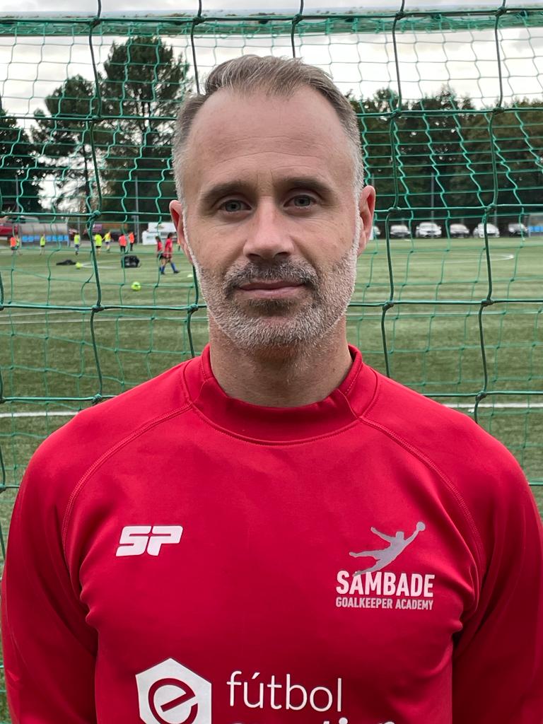 David Yáñez es otro de nuestros entrenadores. Como jugador llegó a ser convocado por la Selección Española sub 15, 16 y 17. Jugó en el Fabril, Montañeros y Bergantiños, entre otros. Como entrenador de porteros estuvo en Laracha, Montañeros (3ª) y Bergantiños (2ª RFEF)