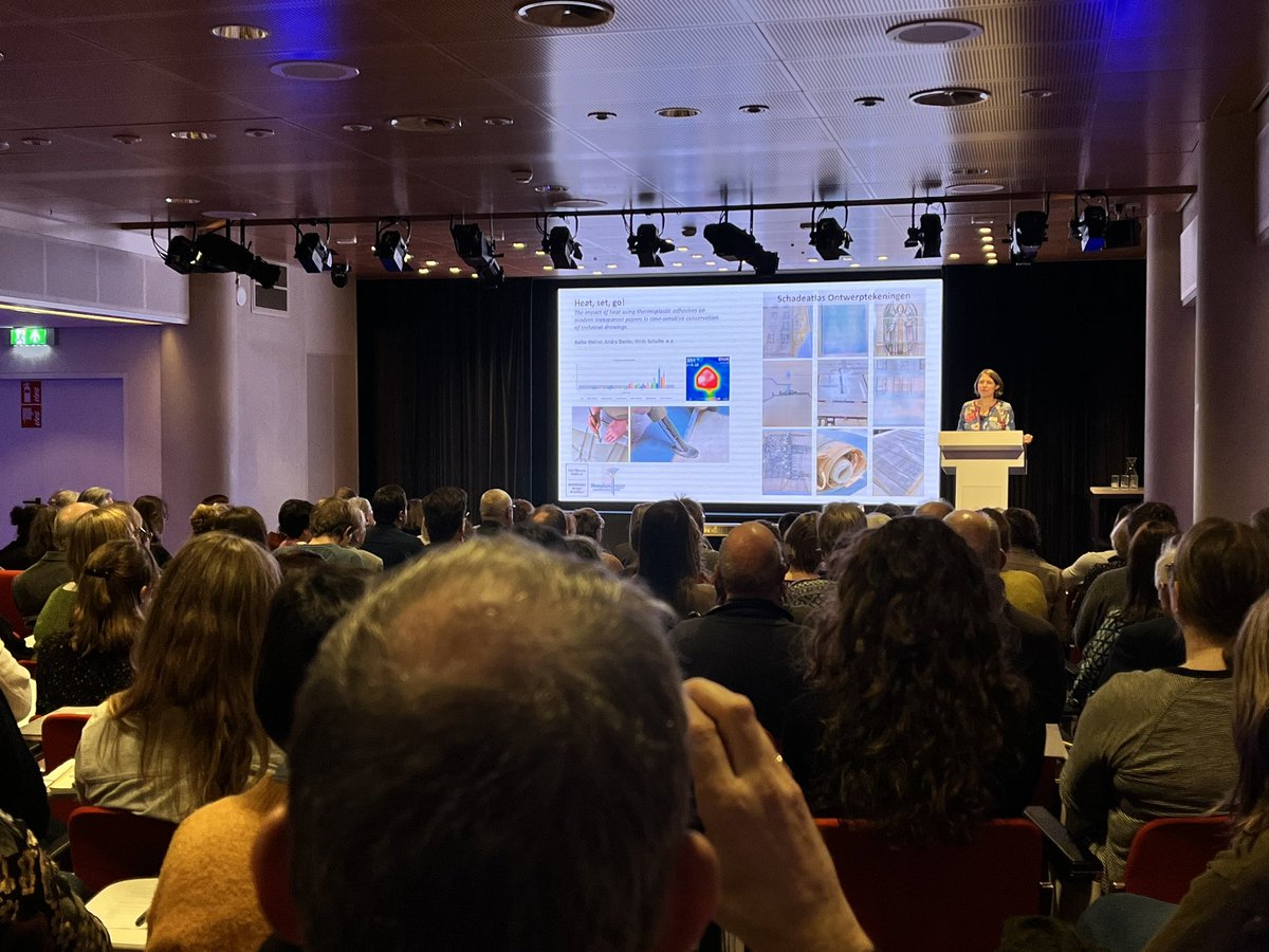Een volle zaal bij de kennisbijeenkomst @Metamorfoze97 over onderzoek en papierconservering in de <a href="/KB_Nederland/">KB Nederland</a>. Wat een mooie opkomst!