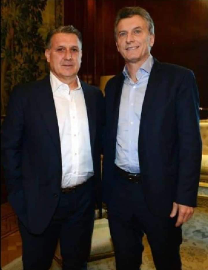 DeliaRosaCmara4's tweet photo. #Mufasa con el Tata Martino, director técnico de México 👀👀 https://t.co/sG68Y4d67Y