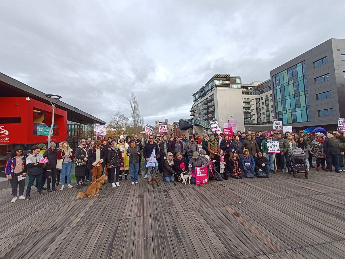 Alice_Crossley's tweet photo. Today Maisie was a Picket Dog in Pink #ucuRISING @uculincoln @ucu #picketdog #picketpooch #picketlinedogs #ucudog https://t.co/zax5lELfds