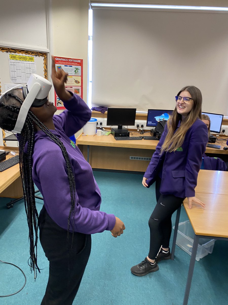RLHSScience's tweet photo. Y11s and PE staff studying anatomy in VR and also traversing the International Space Station! #internationalspacestation @RLHSScience @RicardsTweets @RicardsSTEAM @RicardsPE https://t.co/NlH5wXdCNX