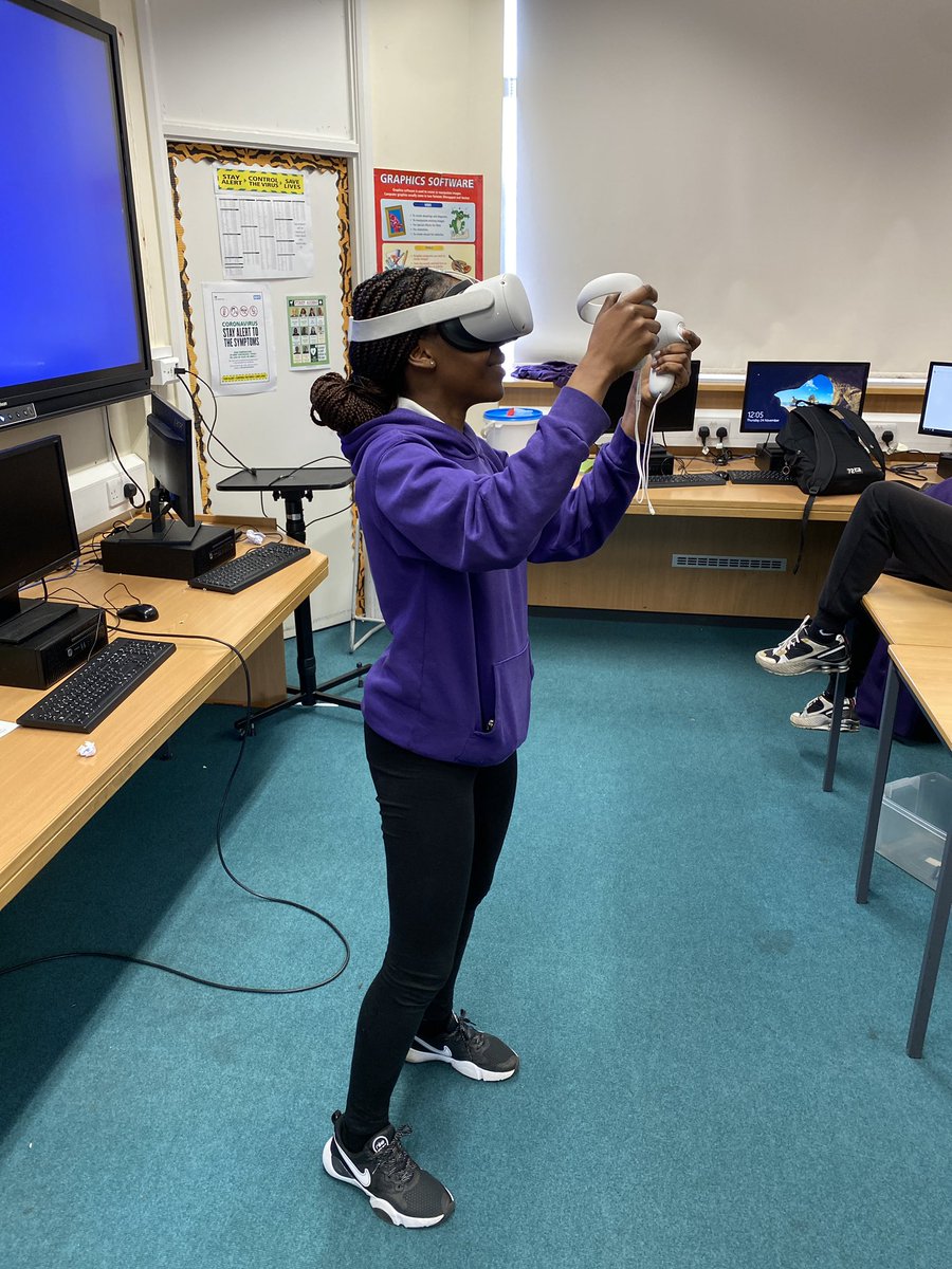 RLHSScience's tweet photo. Y11s and PE staff studying anatomy in VR and also traversing the International Space Station! #internationalspacestation @RLHSScience @RicardsTweets @RicardsSTEAM @RicardsPE https://t.co/NlH5wXdCNX