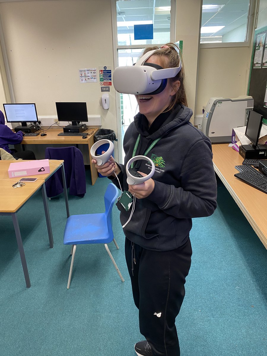 RLHSScience's tweet photo. Y11s and PE staff studying anatomy in VR and also traversing the International Space Station! #internationalspacestation @RLHSScience @RicardsTweets @RicardsSTEAM @RicardsPE https://t.co/NlH5wXdCNX
