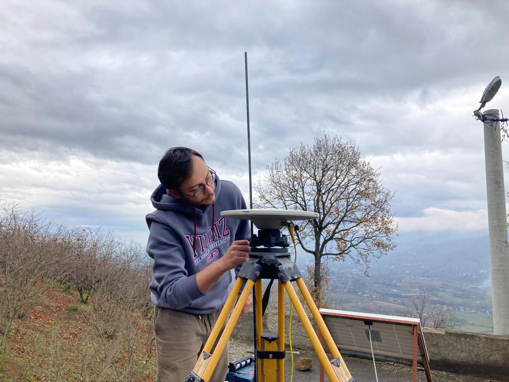 . <a href="/Tubitak/">TÜBİTAK</a> tarafından desteklenen projemiz kapsamında Gölyaka-Düzce Depremi için <a href="/YildizEdu/">Yıldız Teknik Üniversitesi</a>, <a href="/TUBITAK_MAM/">TÜBİTAK MAM</a>, <a href="/Kandilli_info/">Kandilli Rasathanesi</a> ve <a href="/itu1773/">İTÜ - İstanbul Teknik Üniversitesi</a> ortak çalışmalarımız tüm hızıyla sürüyor. <a href="/ProfHasanMandal/">Prof. Dr. Hasan Mandal</a> a teşekkür ederiz. <a href="/sergintav/">semih ergintav</a> <a href="/profugurdogan/">Uğur Doğan</a>
<a href="/proftameryilmaz/">Tamer Yılmaz</a> 
#ARGEdeLiderYTÜ