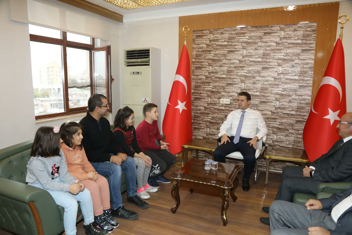 KiziltepeKymlk's tweet photo. İlçemiz Toki İlkokulu 4-D sınıfının hazırlamış olduğu "Benim Hikayem Benim Resmim" adlı hikaye kitabı, 32 minik yazarın ( öğrencilerimizin) 32 orijinal hikaye yazarak oluşturdukları kitabı Kaymakam/Belediye Başkan V. Fatih CIDIROĞLU'na hediye ettiler. https://t.co/fBVMXDCMik