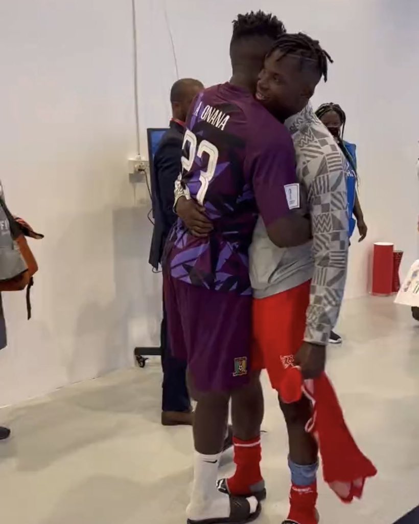 Kosi_foottalk's tweet photo. If you are a Cameroon just drop a comment after seeing these images of Embolo embracing Onana and Choupo after the game.
#SWICAM #Qatar2022 #WorldcupQatar2022 #cameroon #embolo @AndreyOnana @Mr_choupo https://t.co/c4vAj3JKTf