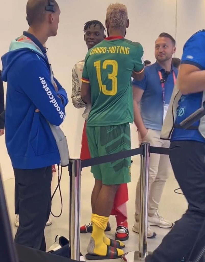 Kosi_foottalk's tweet photo. If you are a Cameroon just drop a comment after seeing these images of Embolo embracing Onana and Choupo after the game.
#SWICAM #Qatar2022 #WorldcupQatar2022 #cameroon #embolo @AndreyOnana @Mr_choupo https://t.co/c4vAj3JKTf