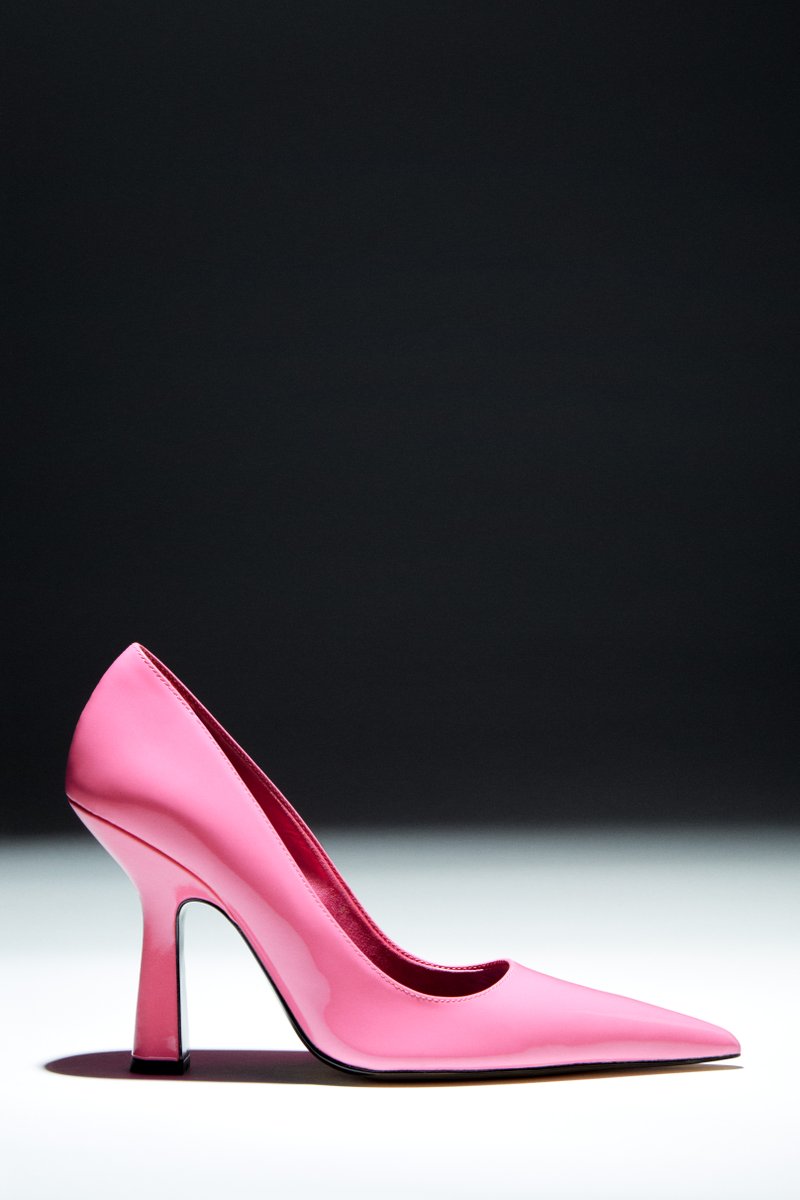 hmjordan_'s tweet photo. Whatever perfect outfit you complete it with, the popping pink shoes is the talking piece. #HM
أظهري جانبكِ المتألق مع هذا الحذاء المميز باللون الوردي. #HM https://t.co/SzlU2JRPby