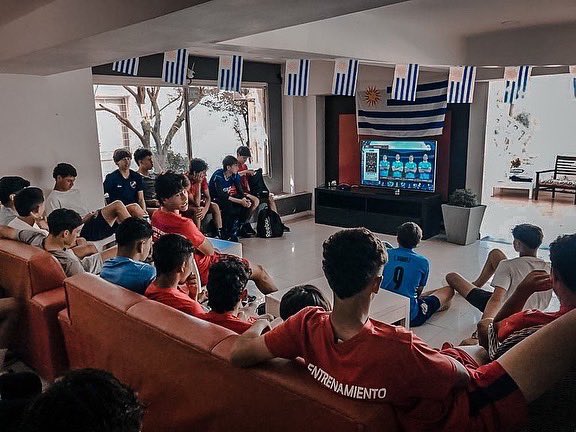 Los chicos de CFA también se prepararon para mirar a nuestra selección 🇺🇾🏆

#atenassad #uruguay #cfa