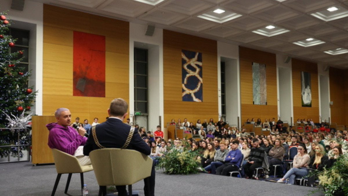 myucd's tweet image. Dermot Kennedy received Honorary Life Membership from #UCDLawSoc this week for his outstanding contribution to music🤩 
Over 700 Law Soc members gathered to listen to a chat with Dermot Kennedy and to hear the talented singer-songwriter perform at O'Reilly Hall. 🎤🎶 #ucd