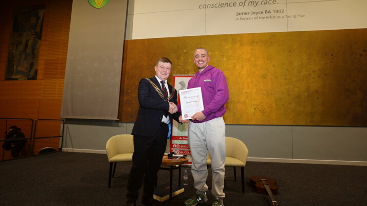 myucd's tweet image. Dermot Kennedy received Honorary Life Membership from #UCDLawSoc this week for his outstanding contribution to music🤩 
Over 700 Law Soc members gathered to listen to a chat with Dermot Kennedy and to hear the talented singer-songwriter perform at O'Reilly Hall. 🎤🎶 #ucd
