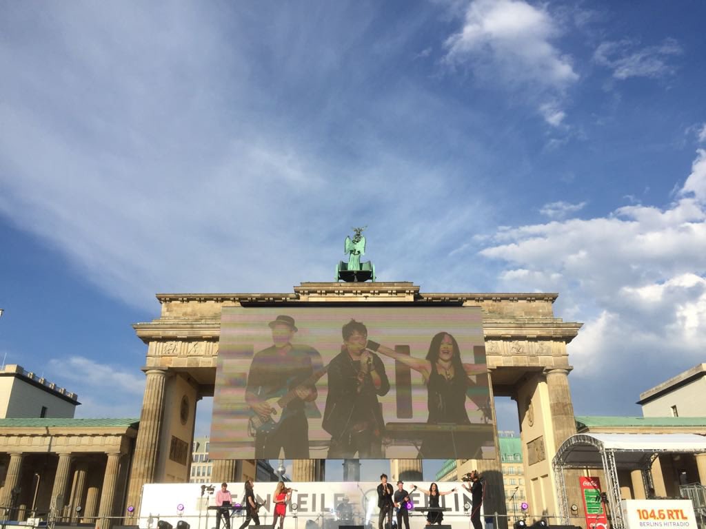 roterfeld's tweet photo. Memories of Berlin…when WM had 100 K viewers at Brandenburger Tor 
With real beer and real football fans😁
#WMBoykott #WM2022 #WMderSchande #WM22 @MarcFiller @leandradall82 @nypost @latenightberlin @fcunion @festivalelche @WM_Delmenhorst @WMWohnzimmer @kicker_WM @wm https://t.co/S09GIbkNtr