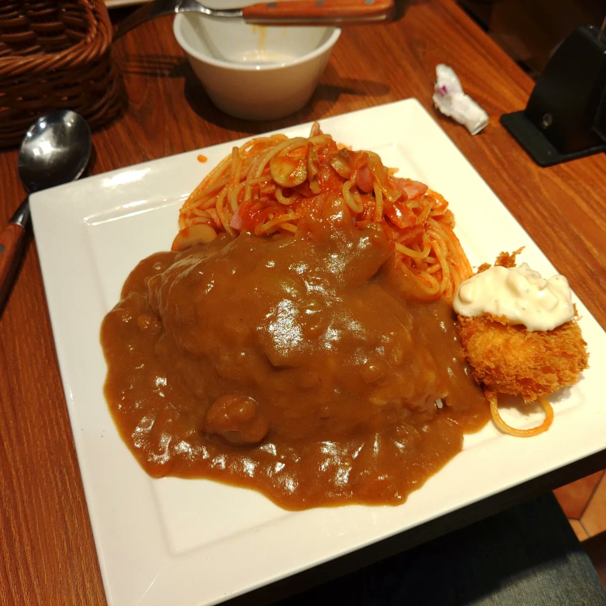 東京では東北出向時代の元同僚の若者と昼飯を食べました。新宿にある｢ビフテキ家あづま｣昔から上京すると時々訪ねる洋食屋です。